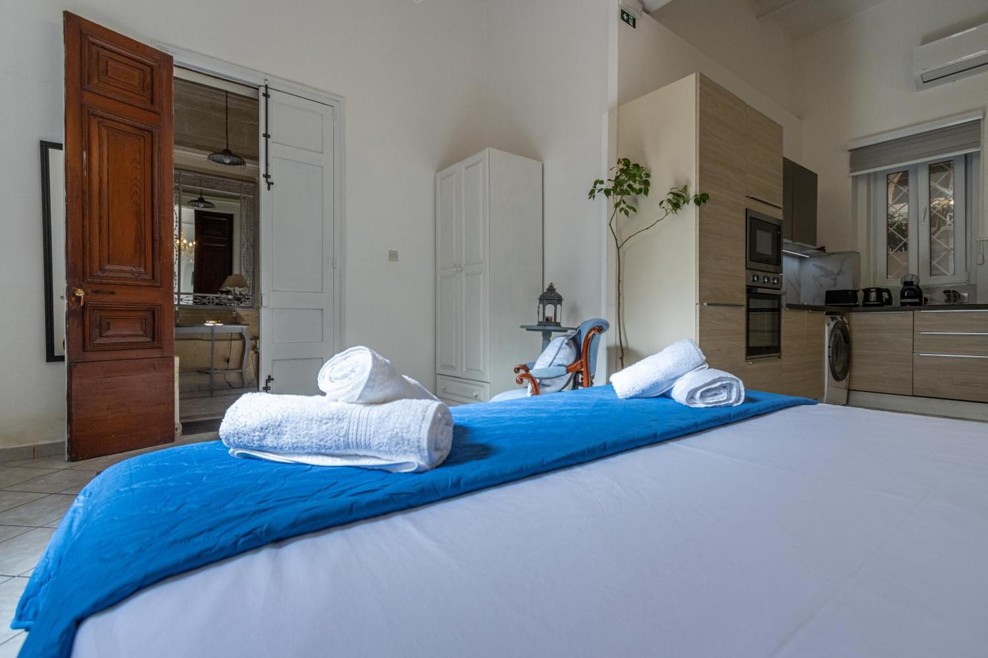 Cozy Carisma Lodging - Central, New And Independent Studio Apartment สลีมา ภายนอก รูปภาพ